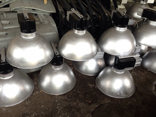 ขายโคมไฟโรงงานแบบโครงอลูมิเนียม Philips เส้นผ่านศูนย์กลาง 20 นิ้ว ใช้หลอด 250W สภาพสวย พร้อมใช้งานมีหลายชุดครับ