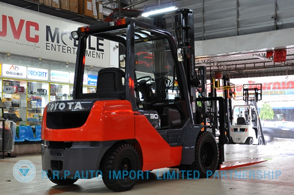 ขายรถโฟล์คลิฟท์มือสอง TOYOTA รุ่น 8FD30 ราคา xxx,xxx บาท นำเข้าจากประเทศญี่ปุ่น 100\% ไม่เคยใช้งานในไทย