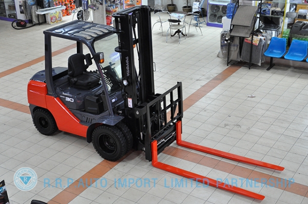 ขายรถโฟล์คลิฟท์มือสอง TOYOTA รุ่น 8FD30 ราคา xxx,xxx บาท นำเข้าจากประเทศญี่ปุ่น 100\% ไม่เคยใช้งานในไทย