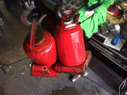 แม่แรง 50TON มี 2 ตัว ตัวละ 3,500