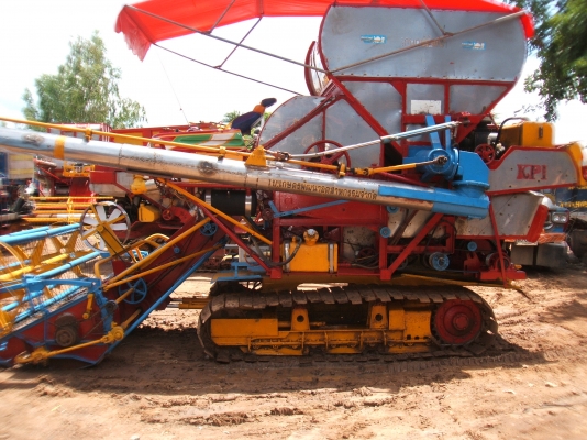 ขายรถเกี่ยวข้างเกษตรพัฒนา รุ่นเจ้าช้างไวไฟ อุ้ม 2.5 ตัน เครื่องยนต์มิตซู 225 แรงม้า ขายรถเกี่ยวข้างเกษตรพัฒนา รุ่นเจ้าช้างไวไฟ อุ้ม 2.5 ตัน เครื่องยนต์มิตซู 225 แรงม้า