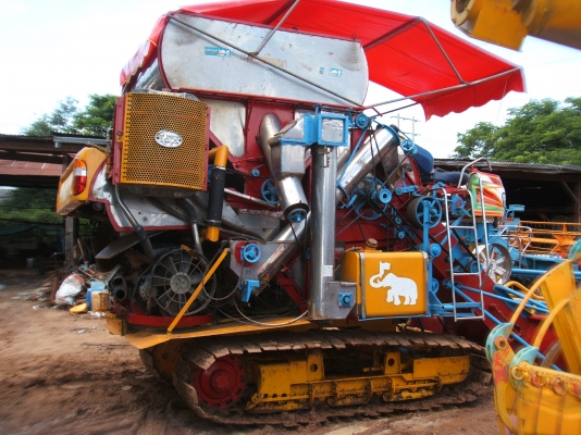 ขายรถเกี่ยวข้างเกษตรพัฒนา รุ่นเจ้าช้างไวไฟ อุ้ม 2.5 ตัน เครื่องยนต์มิตซู 225 แรงม้า ขายรถเกี่ยวข้างเกษตรพัฒนา รุ่นเจ้าช้างไวไฟ อุ้ม 2.5 ตัน เครื่องยนต์มิตซู 225 แรงม้า