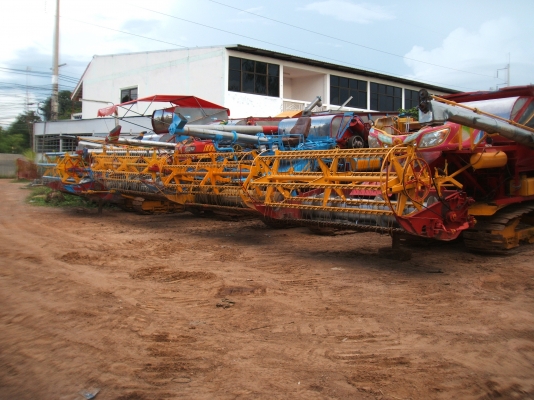 ขายรถเกี่ยวแบบไม่ดาวน์ มีสิบคันให้เลือก ราคาเริ่มต้น 200,000 บาท ให้คนที่ขับเป็นและมาอยู่กับผู้ขาย ทำส่งค่ารถหมดยกรถให้เลย มีที่เกี่ยวรองรับ