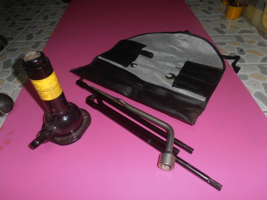 แม่แรง และชุดเครื่องมือประจำรถยนต์โตโยต้า