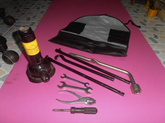 แม่แรง และชุดเครื่องมือประจำรถยนต์โตโยต้า