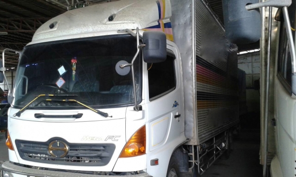 รถฮีโน่ 6 ล้อ ตู้เย็น FC4J  150 แรงม้า. ปี 48 - 49    ( มีขาย 5 คัน. )    สนใจติดต่อ  081 - 6079515