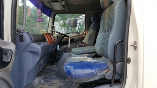 รถฮีโน่ 6 ล้อ ติดเฮี๊ยบ 3.5 ตัน. / FG1J  220 แรงม้า. ปี 47 - 49.   ( มีขาย 2 คัน. )      สนใจติดต่อ  081 - 6079515