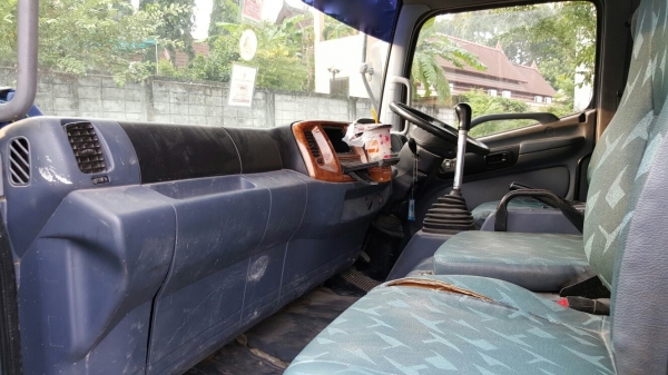 รถฮีโน่ 6 ล้อ ติดเฮี๊ยบ 3.5 ตัน. / FG1J  220 แรงม้า. ปี 47 - 49.   ( มีขาย 2 คัน. )      สนใจติดต่อ  081 - 6079515