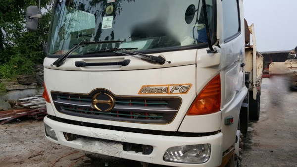 รถฮีโน่ 6 ล้อ ติดเฮี๊ยบ 3.5 ตัน. / FG1J  220 แรงม้า. ปี 47 - 49.   ( มีขาย 2 คัน. )      สนใจติดต่อ  081 - 6079515