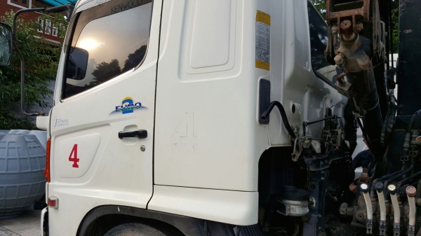 รถฮีโน่ 6 ล้อ ติดเฮี๊ยบ 3.5 ตัน. / FG1J  220 แรงม้า. ปี 47 - 49.   ( มีขาย 2 คัน. )      สนใจติดต่อ  081 - 6079515