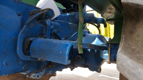 ขายรถไถ FORD 6610 เสื้อลาย ติดคีบอวยชัยแทรคเตอร์ สภาพพร้อมใช้งาน เอกสารสัญญาซื้อขายครับ ราคาต่อรองได้นิดหน่อย