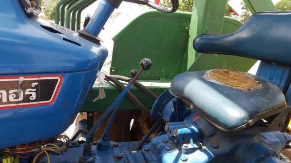 ขายรถไถ FORD 6610 เสื้อลาย ติดคีบอวยชัยแทรคเตอร์ สภาพพร้อมใช้งาน เอกสารสัญญาซื้อขายครับ ราคาต่อรองได้นิดหน่อย