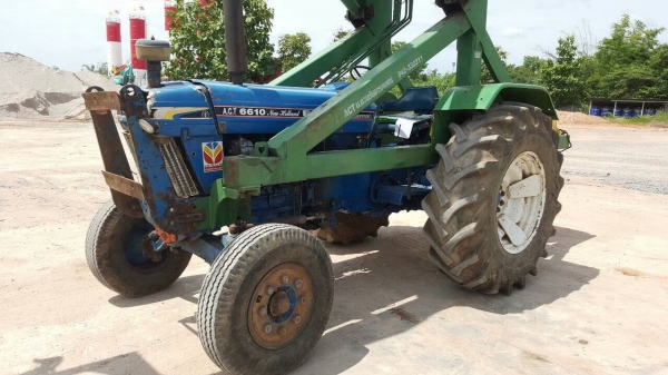 ขายรถไถ FORD 6610 เสื้อลาย ติดคีบอวยชัยแทรคเตอร์ สภาพพร้อมใช้งาน เอกสารสัญญาซื้อขายครับ ราคาต่อรองได้นิดหน่อย