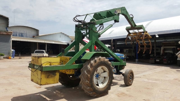 ขายรถไถ FORD 6610 เสื้อลาย ติดคีบอวยชัยแทรคเตอร์ สภาพพร้อมใช้งาน เอกสารสัญญาซื้อขายครับ ราคาต่อรองได้นิดหน่อย