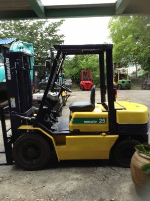+++ ขายโฟล์คลิฟท์  KOMATSU FD25-11  ขนาด  2.5  ตัน  เครื่องยนต์ดีเซล  ISUZU   เสา  3  เมตร  เกียร์ธรรมดา  ยางตันครับ