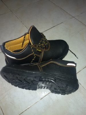 รองเท้าเซฟตี้ หัวเหล็ก