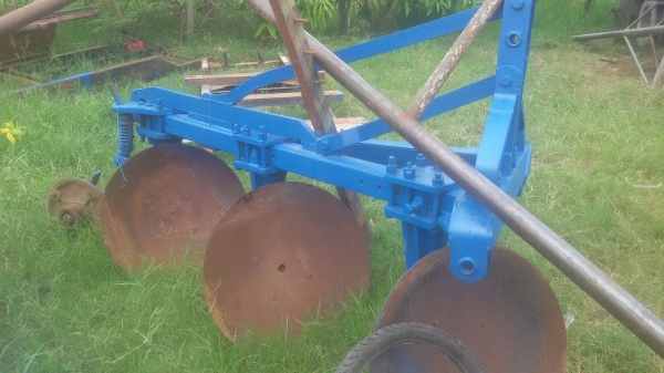 ผานสามใบ26นิ้วรถไถฟอร์ดหรือ60แรงขึ้น