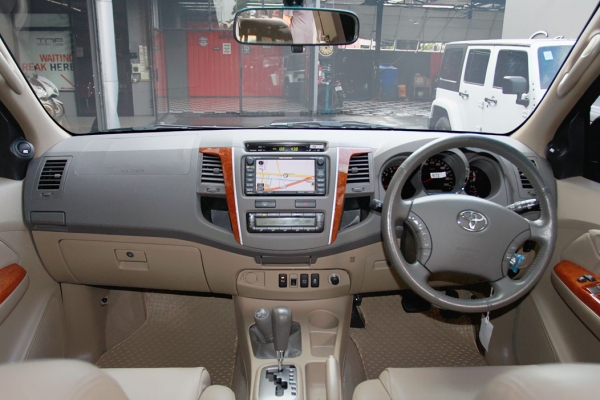 TOYOTA รุ่น FORTUNER HILUX ปี 2011 สีดำ