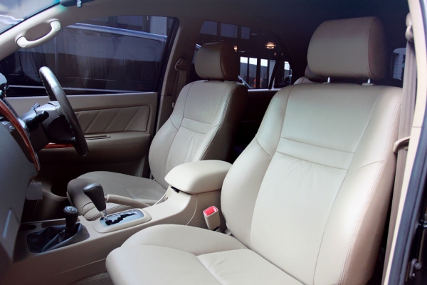 TOYOTA รุ่น FORTUNER HILUX ปี 2011 สีดำ