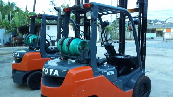 ขายรถยกโฟล์คลิฟท์  toyata 2.5 ตัน รุ่น8  ยกสูง 4 เมตร  ราคาคุณภาพค่ะ