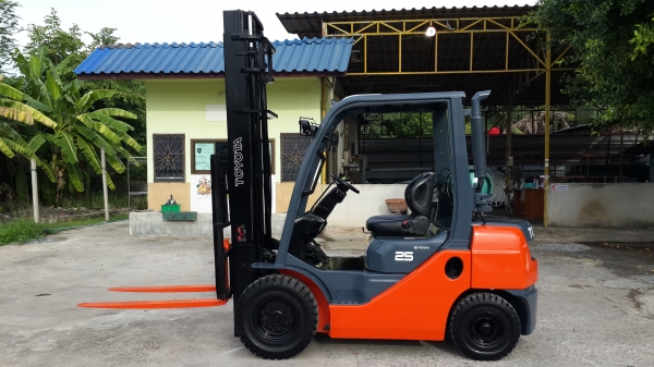 ขายรถยกโฟล์คลิฟท์  toyata 2.5 ตัน รุ่น8  ยกสูง 4 เมตร  ราคาคุณภาพค่ะ