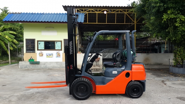 ขายรถยกโฟล์คลิฟท์  toyata 2.5 ตัน รุ่น8  ยกสูง 4 เมตร  ราคาคุณภาพค่ะ