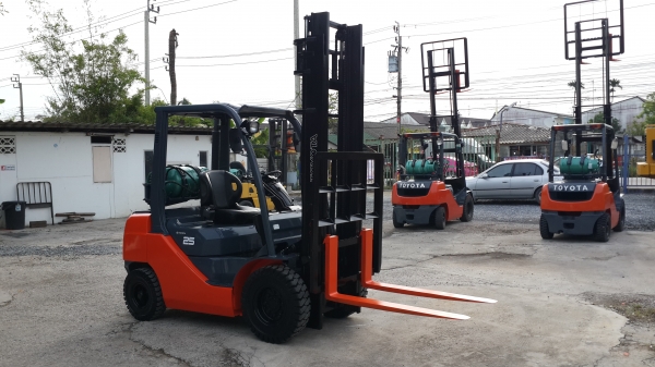 ขายรถยกโฟล์คลิฟท์  toyata 2.5 ตัน รุ่น8  ยกสูง 4 เมตร  ราคาคุณภาพค่ะ