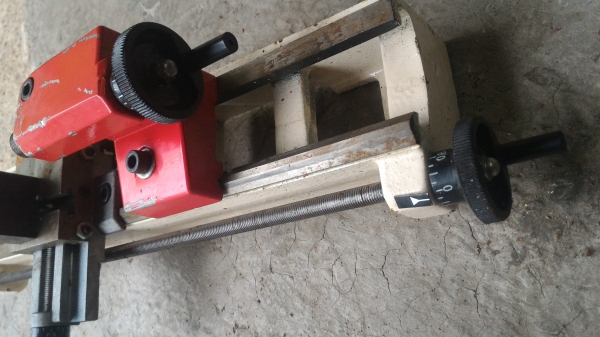 ชุดแท่นกลึ่งขนาดเล็ก  ความยาว 35 ซม. มีชุดป้อมมีดและยันศูนย์ ใช้งานได้เลยแค่หามอเตอร์มาขับ ตามภาพ