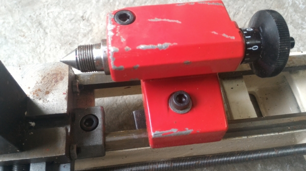 ชุดแท่นกลึ่งขนาดเล็ก  ความยาว 35 ซม. มีชุดป้อมมีดและยันศูนย์ ใช้งานได้เลยแค่หามอเตอร์มาขับ ตามภาพ