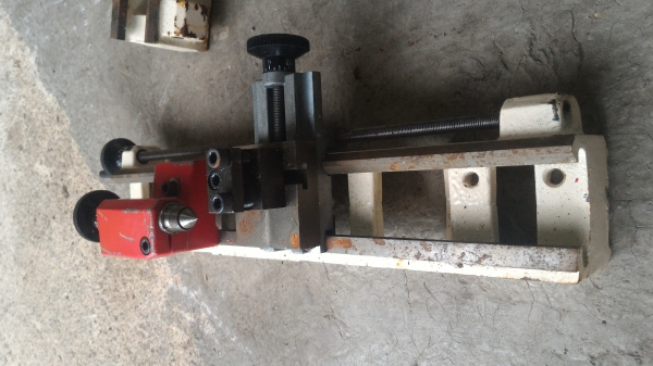 ชุดแท่นกลึ่งขนาดเล็ก  ความยาว 35 ซม. มีชุดป้อมมีดและยันศูนย์ ใช้งานได้เลยแค่หามอเตอร์มาขับ ตามภาพ