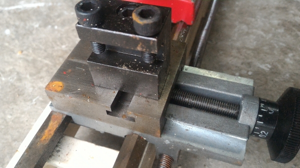 ชุดแท่นกลึ่งขนาดเล็ก  ความยาว 35 ซม. มีชุดป้อมมีดและยันศูนย์ ใช้งานได้เลยแค่หามอเตอร์มาขับ ตามภาพ