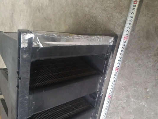 ชุดแผงกรองอากาศยยี่ห้อ American Air Filter วางแบบตัว V ประหยัดพื้นที่ได้ปริมาณการกรองที่เยอะ ขนาด 24 * 12 * 12 นิ้ว สภาพดี เปาไล่ฝุ่นได้