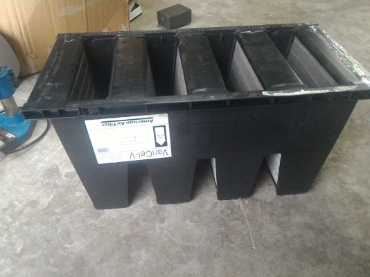 ชุดแผงกรองอากาศยยี่ห้อ American Air Filter วางแบบตัว V ประหยัดพื้นที่ได้ปริมาณการกรองที่เยอะ ขนาด 24 * 12 * 12 นิ้ว สภาพดี เปาไล่ฝุ่นได้