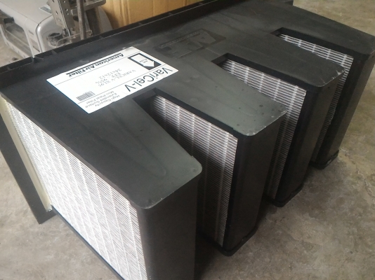 ชุดแผงกรองอากาศยยี่ห้อ American Air Filter วางแบบตัว V ประหยัดพื้นที่ได้ปริมาณการกรองที่เยอะ ขนาด 24 * 12 * 12 นิ้ว สภาพดี เปาไล่ฝุ่นได้
