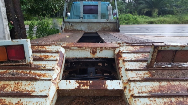 รถอีซุซุ 6 ล้อ ท้ายลาด 110 แรงม้า.    สนใจติดต่อ  081 - 6079515