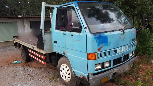 รถอีซุซุ 6 ล้อ ท้ายลาด 110 แรงม้า.    สนใจติดต่อ  081 - 6079515