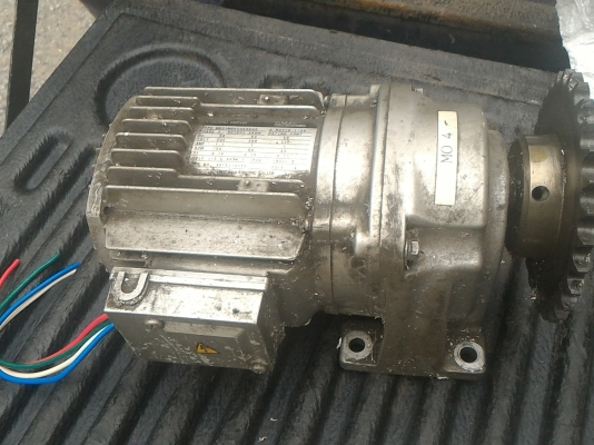 มอเตอร์เกียร์ทด FUJI ขนาด 200 W. ทดแล้วหมุนที่ 60 รอบต่อนาที แรงบิดเยอะต่อใช้ไฟบ้าน 220 V.ได้ ( มี 2 ตัว)