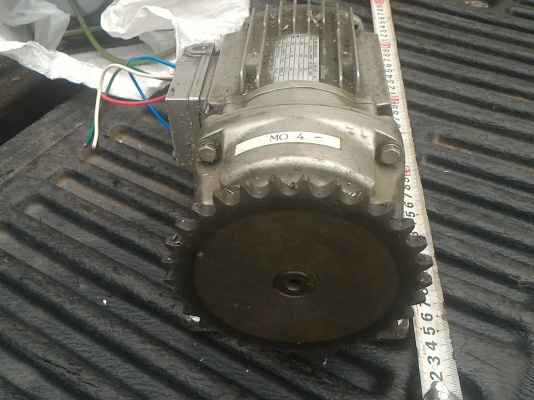 มอเตอร์เกียร์ทด FUJI ขนาด 200 W. ทดแล้วหมุนที่ 60 รอบต่อนาที แรงบิดเยอะต่อใช้ไฟบ้าน 220 V.ได้ ( มี 2 ตัว)