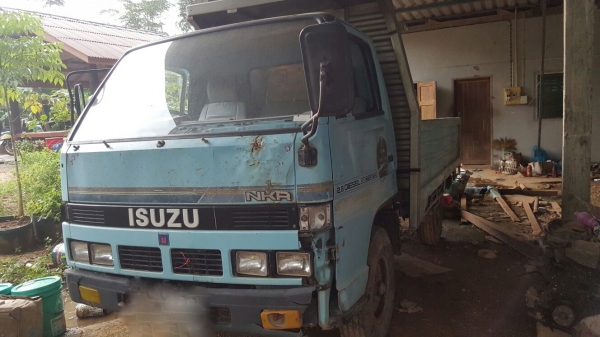 รถอีซูซุ 4 ล้อ NKR 88 แรงม้า. ปี 35.  สนใจติดต่อ  081 - 6079515