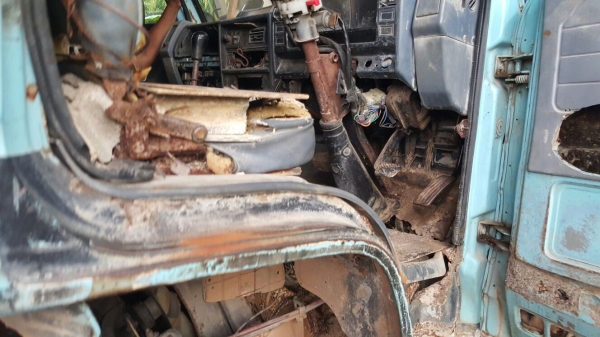 รถอีซูซุ 4 ล้อ NKR 88 แรงม้า. ปี 35.  สนใจติดต่อ  081 - 6079515