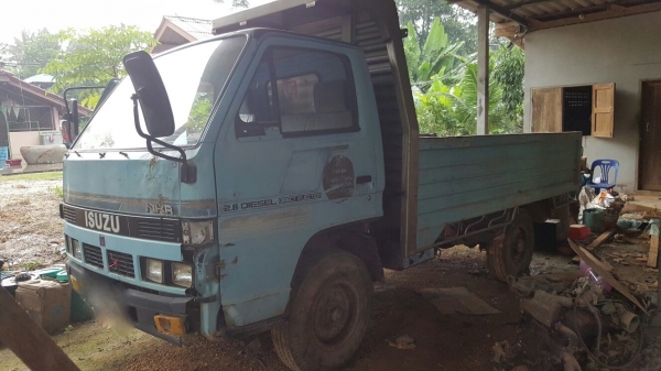 รถอีซูซุ 4 ล้อ NKR 88 แรงม้า. ปี 35.  สนใจติดต่อ  081 - 6079515