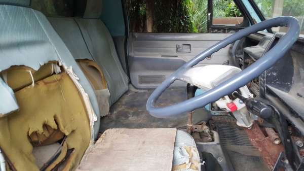 รถอีซูซุ 4 ล้อ NKR 88 แรงม้า. ปี 35.  สนใจติดต่อ  081 - 6079515