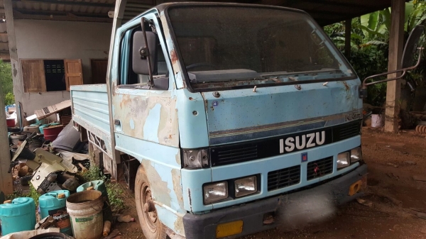 รถอีซูซุ 4 ล้อ NKR 88 แรงม้า. ปี 35.  สนใจติดต่อ  081 - 6079515