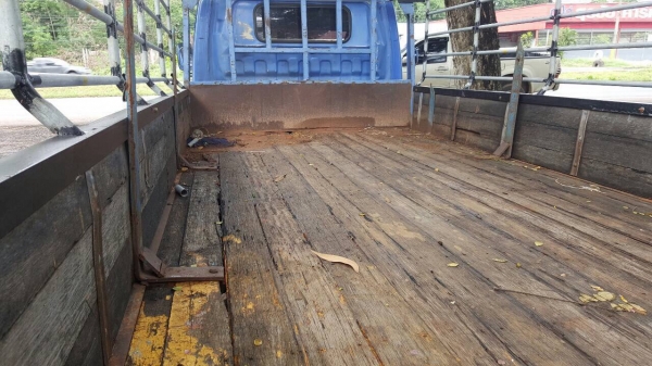 ขาย 6 ล้อ ISUZU APR กระบะยาว 5 เมตร เครื่อง 4HF1 120 แรงม้า คัสซีสวยตลอดเส้น ยางเต็ม คอกเหล็กพร้อมบรรทุก พวงมาลัยพาวเวอร์ ทะเบียนพร้อมโอนครับ