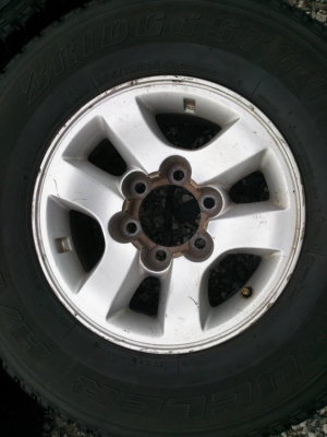 ขายแม็กTOYOTA 6รูขอบ15 พร้อมบริดสโตน 255/70R15 ยางปี10  จำนวน 1 ชุด 3900