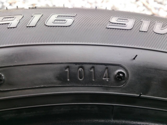 ขายยาง DUNLOP  205/55R16 ยางสัปดาห์ที่10ปี14 ดอกยางสดหนาเท่ากันไม่แตกลายไม่ร้าวไม่กินข้างไม่มีปะ สวยๆ  จำนวน 1 ชุด