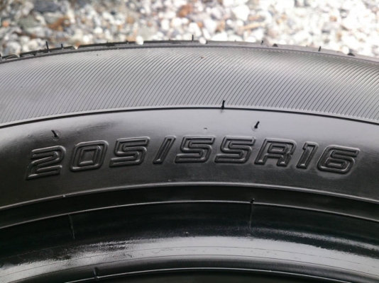 ขายยาง DUNLOP  205/55R16 ยางสัปดาห์ที่10ปี14 ดอกยางสดหนาเท่ากันไม่แตกลายไม่ร้าวไม่กินข้างไม่มีปะ สวยๆ  จำนวน 1 ชุด