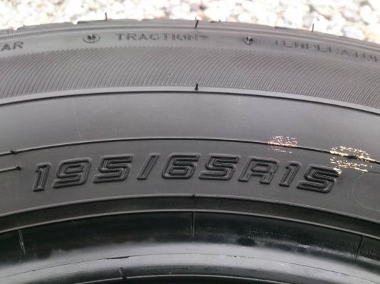 ขายยาง DUNLOP LM704  195/65R15 ยางสัปดาห์ที่30ปี14 ดอกยางเต็มลึกสดหนาเท่ากันไม่แตกลายไม่ร้าวไม่กินข้างไม่มีปะสวยมาก  จำนวน 1 ชุด