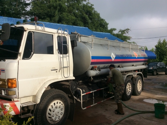 ขายรถสิบบรรทุกน้ำมัน HINO  227 แท้เครื่องเดิมเกียร์เดิมช่วงล่างZMยางสวย 2 เพลารถสวยพร้อมใช้เอาไปทำรถบรรทุกน้ำได้เลยเอกสารพร้อมโอนราคา700,000 090-772-3710 090-772-3708