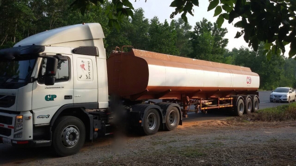 รถ VOLVO 10 ล้อ หัวลาก 400 แรงม้า. ปี 56.  ( รถวิ่ง 3xx,xxx กว่า กม. )    สนใจติดต่อ  081 - 6079515